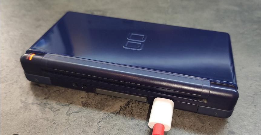 Reparasjon av Ladeport – Nintendo DS Lite