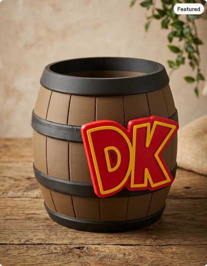 Donkey Kong-inspirert XL-tønne med brun trelook, sorte bånd og opphøyd rød og gul DK-logo.